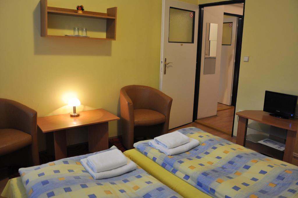 ברנו Hotel Komarov מראה חיצוני תמונה