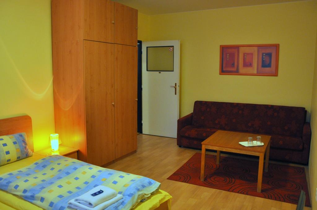 ברנו Hotel Komarov מראה חיצוני תמונה