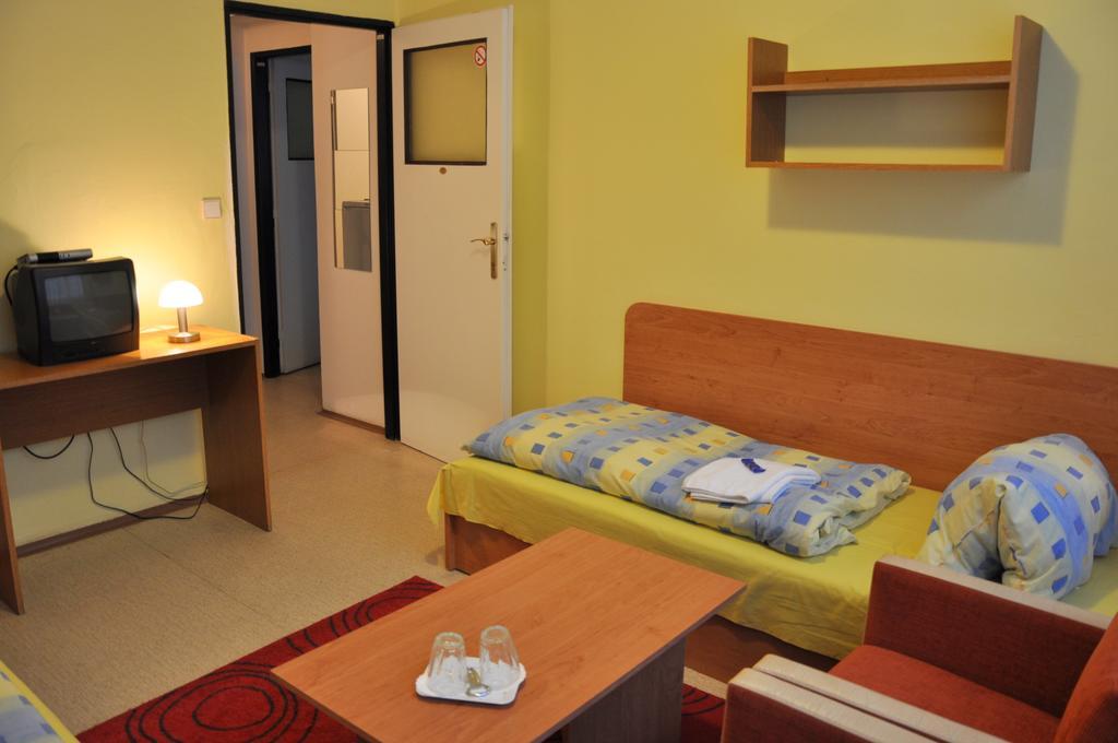 ברנו Hotel Komarov מראה חיצוני תמונה