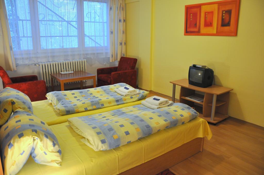 ברנו Hotel Komarov מראה חיצוני תמונה