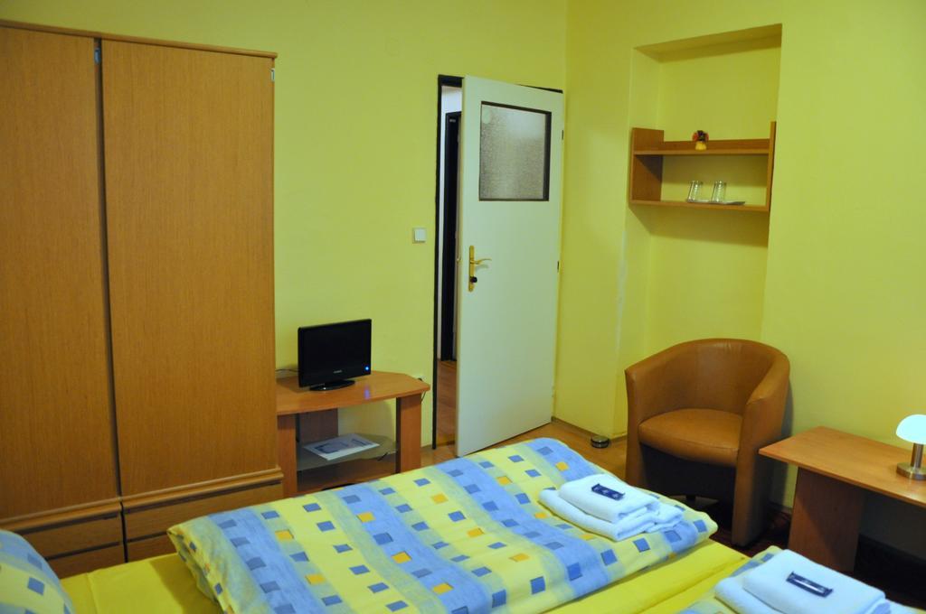 ברנו Hotel Komarov מראה חיצוני תמונה