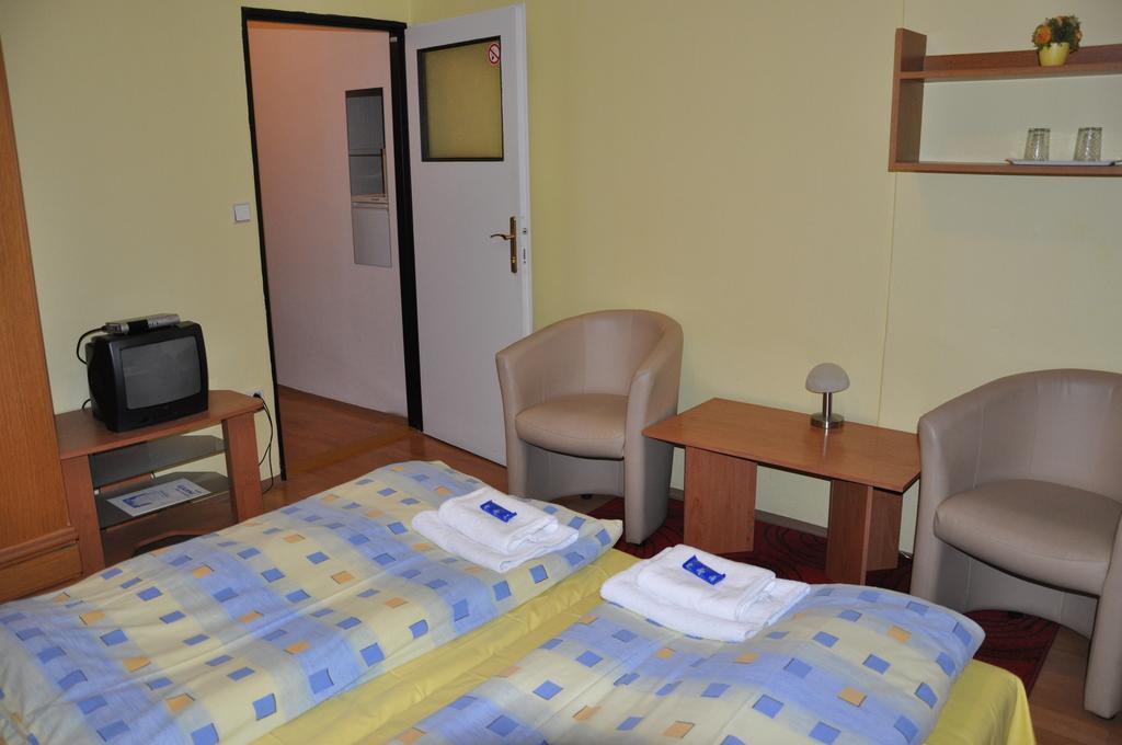 ברנו Hotel Komarov חדר תמונה