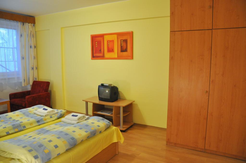 ברנו Hotel Komarov מראה חיצוני תמונה