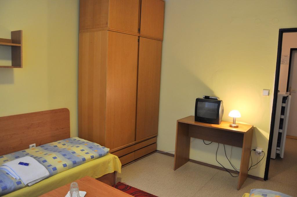 ברנו Hotel Komarov מראה חיצוני תמונה